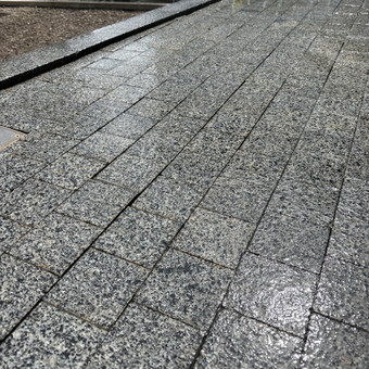 Giluminis plytelių šveitimas, valymas su aukšto slėgio įranga, valymas su chemija- šarmu. Vilnius Cleanetics nuotrauka 2 Trinkelių valymas Vilnius Cleanetics nuotrauka 2