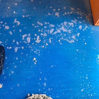 Grindų padengimas apsauginiu vašku – suteikia blizgesio, saugo paviršių, prailgina grindų tarnavimą. Tinka PVC, linoleumui, parketui.
Profesionaliai pašaliname seną vaško sluoksnį, paruošiame grindis Vilnius Cleanetics nuotrauka 12 Vaškavimas Vilnius Cleanetics nuotrauka 12