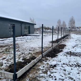 Montuojame pakabinamą tvoros pamatą, galimą rinktis kelių aukščių. Esant poreikiui, apskardiname atraminę sienelę – estetiška ir patikima. Betonuojame tvoros stulpus- dirbame tiksliai ir atsakingai. Kaunas MB Bhaus nuotrauka 5 Tvoros pamatai, betonavimas Kaunas MB Bhaus nuotrauka 5