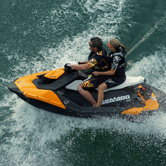 Galite išsinuomoti vandens motociklą "Seadoo Spark" su pasirinkimu – vandens slidės, wakeboard'as arba vandens atrakcionas „ratas“.
Kaina derinama individualiai pagal pasirinktą laiką ir pramogas. Birštonas Gabrielius Jurgelionis nuotrauka 2 Vandens motociklų nuoma Birštonas Gabrielius Jurgelionis nuotrauka 2