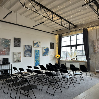 Isskirtine aplinka jusu konferencijai, seminarui ar workshopui. Kedžių talpinam iki 50, galima uzsisakyti projektorių, TV ekraną, DJ paslaugas, garso ir apsvietimo paslaugas. Kaunas Artistry Bicel nuotrauka 3 Verslo susitikimams, seminarams, pristatymams Kaunas Artistry Bicel nuotrauka 3