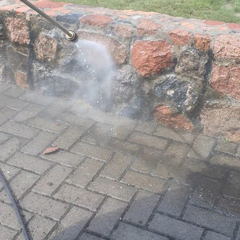 Plauname trinkeles, akmenis, betoninį grindinį Plungės rajonas Mb Blastika nuotrauka 4 Trinkelių valymas Plungės rajonas Mb Blastika nuotrauka 4