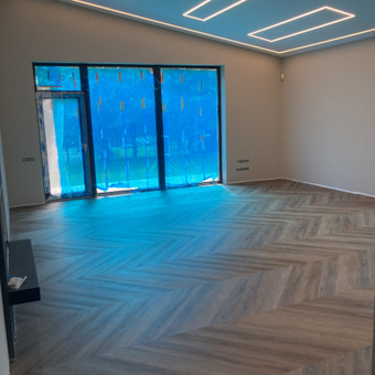 Klijuojame pvc ruloninę grindų dangą su užvertimais ant sienų. Taip pat klijuojuojame vinilinę grindų dangą lentomis ir eglute. Vilnius Beta project nuotrauka 3 PVC, LVT vinilo dangos klijavimas Vilnius Beta project nuotrauka 3