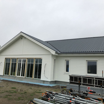 Už šią kainą Jūs gaunate pilnai įrengtą išorę ir paruoštą vidaus „dėžutę“ – tai reiškia, kad namas jau stovi, apsaugotas nuo oro sąlygų, su visomis pagrindinėmis konstrukcijomis. Klaipėda UAB Greivasta nuotrauka 2 Individualių namų statyba iki raktų Klaipėda UAB Greivasta nuotrauka 2