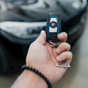 Gaminame ir programuojame raktus su čipu bei pulteliu visų markių automobiliams. Atliekame automobilių raktų gamybą Vilniuje vietoje arba atvykstame į vietą. Vilnius Auto spynų meistras Romanas nuotrauka 1 Automobilių raktų gamyba Vilnius Auto spynų meistras Romanas nuotrauka 1