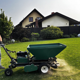 Smėlio barstymas benzininiu aparatu. Greitai ir kokybiškai. Į kainą medžiagos ir lyginimas su levelingu neįeina. Lyginimas po smėlio barstymo - 15-25eur/aras. Klaipėda MB Ponas volas nuotrauka 3 Smėlio barstymas Klaipėda MB Ponas volas nuotrauka 3