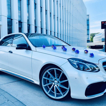 Esame kūrybingi, profesionalūs, originalūs, lankstūs, orientuoti į klientą bei jo poreikius, todėl galime pasirūpinti išskirtiniu, šventiniu automobilių papuošimu. Vilnius Benz4Rent nuotrauka 1 Šventinio automobilių papuošimo nuoma Vilnius Benz4Rent nuotrauka 1