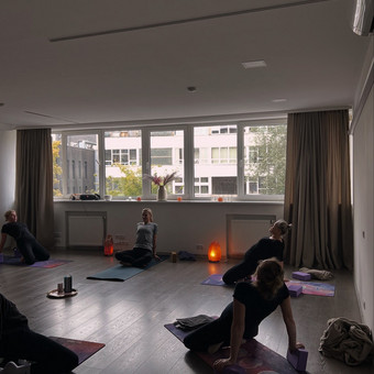 Grupinės jogos treniruotės Vilnius RomaYoga | Judesio specialistė nuotrauka 2