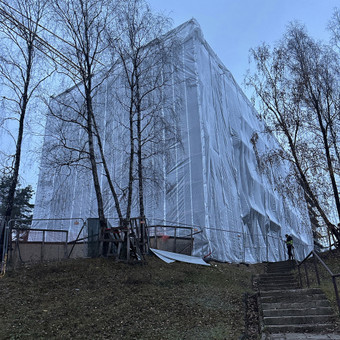 Atliekame plėvelių-tinklų montavimą ant pastatų-pastolių. Vilnius Industrial heights services MB nuotrauka 11