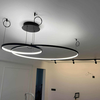 3. Įtempiamos lubos su šviestuvų bėgeliais („track light“) Vilnius Piotras nuotrauka 3