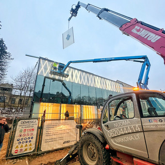 Stiklo paketų ir vitrininio stiklo montavimas teleskopiniu krautuvu Vilnius Nirkona UAB nuotrauka 9
