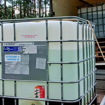 Atveža ibc konteinerius 1000L talpas Marijampolėje Marijampolė 1000L talpos ibc konteineriai atveža vandenį nuotrauka 2