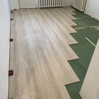 Laminato klojimas Vilnius Grindų ir grindjuosčių montavimas nuotrauka 1