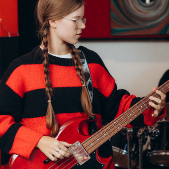 Bosinės gitaros pamokos Klaipėda Alive Creative Community nuotrauka 13