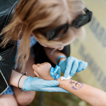 Laikinos tatuiruotės Klaipėda Black Swan kūno puošyba nuotrauka 1