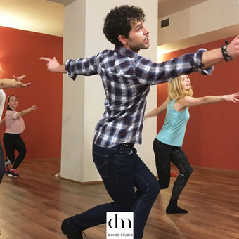 Individualios SOLO LATINO pamokos su Studio DM mokytojais – Deividu Meškausku, Edvinu Belousovu, Vytautu Mackoniu. Vilnius Studio DM nuotrauka 1 Šokiai suaugusiems Vilnius Studio DM nuotrauka 1