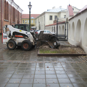 GALIME PAŠALINTI KELMĄ NEPRIKLAUSOMAU NUO TO KURIOJE VIETOJE JIS YRA. TURIME NAUJAUSIĄ TECHNKIKĄ IR DIDŽIAUSIĄ PATIRTĮ KELMŲ NAIKINIMUI. PRIE PASTATŲ, KOMUNIKACIJŲ, NET KAPE AR ŠLAITE Kaunas MEDŽIŲ PJOVIMAS nuotrauka 8 KELMŲ GRĘŽIMAS, FREZAVIMAS, ROVIMAS, NAIKINIMAS Kaunas MEDŽIŲ PJOVIMAS nuotrauka 8