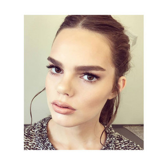 Makiažas atliekamas su profesionalia ir kokybiška kosmetika: "MAKE UP FOR EVER", "MAC", "DIOR", "CHANEL", "MAKE-UP ATELIER", kurios garantuoja puikų makiažo išsilaikymą. Klijuojami kuokšteliai. Klaipėda Simona Banytė nuotrauka 6 Proginis makiažas Klaipėda Simona Banytė nuotrauka 6