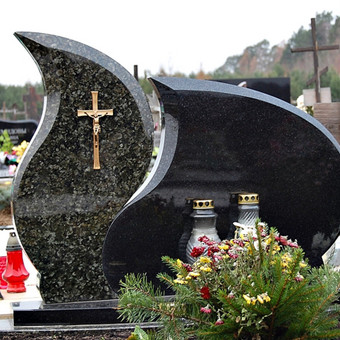 Gaminame paminklus iš įvairaus kokybiško akmens. Dvidešimties metų patirtis leidžia pasiūlyti tinkamiausią sprendimą prisitaikant prie Jūsų pageidavimų. Klaipėda Paminklai Vakarų Lietuva nuotrauka 3 Paminklų gamyba Klaipėda Paminklai Vakarų Lietuva nuotrauka 3