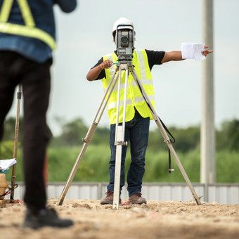 Tai tikslus projektinių duomenų nustatymas vietovėje. Žemės sklypo ribos vietovėje pažymimos pagal žemės sklypo posūkio taškų koordinates, atstatant sunaikintus riboženklius. Vilnius Karolis Katiliavas nuotrauka 17 Žemės sklypų ribų paženklinimas Vilnius Karolis Katiliavas nuotrauka 17