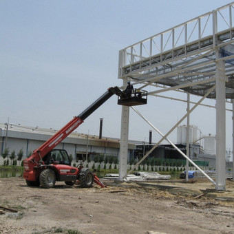 Visoje BE OPERATORIAUS arba SU OPERATORIUM.
Manitou 1840 kėlimo galia 4tonos ir 6tonos siekis 17,75 m.
Visi krautuvai tvarkingi,Galimi priedai: lopšelis žmonėms kelti, kaušai 1m3,1,5m3, paletinės Vilnius Nirkona UAB nuotrauka 6 Teleskopinio krautuvo Manitou 1840 ir 845 JCB nuoma Vilnius Nirkona UAB nuotrauka 6