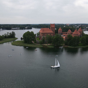 Galima išsinuomoti jachtą vestuvių, asmeninei ar kokiai kitai progai skirtai fotosesijai. Galima numatyti dekorą palei Jūsų idėją (medžiagos Jūsų). Vilnius MB Anvika nuotrauka 3 Fotosesijai Vilnius MB Anvika nuotrauka 3