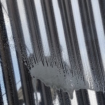 Langų valymą atliekame į pagalbą pasitelkus aukštuminę techniką, tai leidžia kokybiškai nuvalyti langus net ir sudėtingomis sąlygomis. Vilnius valom24 nuotrauka 4 Langų valymas Vilnius valom24 nuotrauka 4