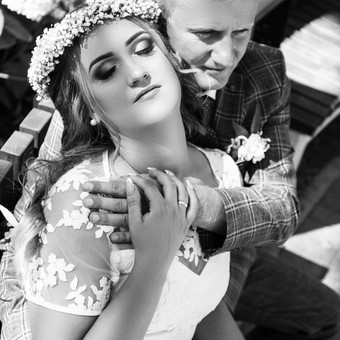 Ceremonijos įamžinimas ir jaunųjų fotosesija. Kiekvieną šventė individuali. Smulkmenas aptariam atskirai. Stengiuosi, kad jaunoji ir jaunasis jaustusi jaukiai. Pozavimas aptariamas išanksto. Varėnos rajonas Vaiva Budėnė nuotrauka 3 Vestuvių fotosesija Varėnos rajonas Vaiva Budėnė nuotrauka 3