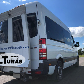 Turime transportą, pritaikytą įvažiavimui su vežimėliu. Sėdimų vietų automobilyje - aštuonios. Visos sėdynės nesunkiai išmontuojamos, tad automobilio saloną galima pritaikyti prie esamų poreikių. Vilnius LTuras nuotrauka 14 Neįgaliųjų pavežėjimas Vilnius LTuras nuotrauka 14