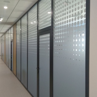 Stiklinių pertvarų, langų apklijavimas "šerkšno" plėvele. Galimas dalinis arba pilnas apklijavims. Patalpai suteikia privatumo, sumažina matomumą ir pan. Kaunas UAB Reklamos kepėjai nuotrauka 10 Stiklinių pertvarų tonavimas Kaunas UAB Reklamos kepėjai nuotrauka 10