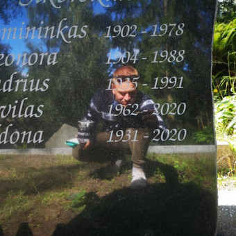 Bėgant laikui raidės ant paminklo pakeičia spalvą, nebesimato užrašo? Tai ne problema, dažome raides, galima pasirinkti iš daugybės spalvų, užrašas atrodys vėl gražiai ir bus matomas. Vilnius Raidžių kalimas ant paminklo nuotrauka 7 Raidžių dažymas Vilnius Raidžių kalimas ant paminklo nuotrauka 7