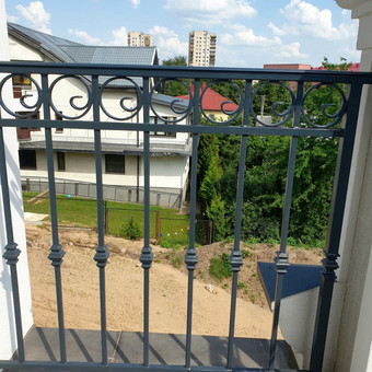 Metalo konstrukcijos gali būti derinamos su standartiniais ar kaltiniais metalo elementais. Projektuojame ir gaminame metalinius turėklus pagal individualius klientų poreikius. Telšių rajonas ANDRIUS SUKAUSKAS nuotrauka 6 Balkonų turėklai Telšių rajonas ANDRIUS SUKAUSKAS nuotrauka 6