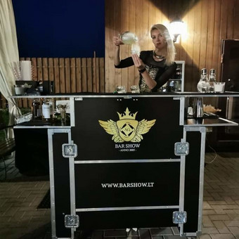 Profesionalios barmenės paslauga gaminant kokteilius ir pilstant gėrimus 5-6 val Vilnius Artūras Grigorjevas nuotrauka 1 Papildomos barmeno paslaugos Vilnius Artūras Grigorjevas nuotrauka 1