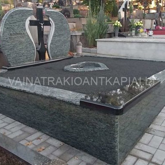 Gaminame ir montuojame paminklus, tvorelės, plokštės. Sutvarkome kapavietes dekoruodami skaldele. Gaminius gaunate iš pirmų rankų, ne per tarpininkus, todėl galime siūlyti žemiausią kainą.! Kaunas Vainatrakio antkapiai nuotrauka 1 Paminklų, antkapių montavimas Kaunas Vainatrakio antkapiai nuotrauka 1