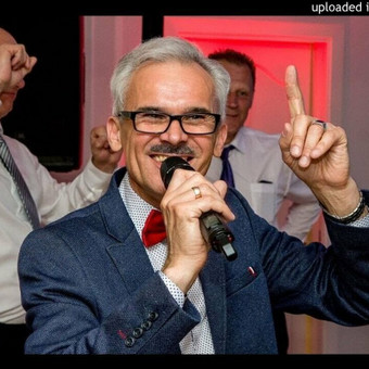 Vedu renginius, dainuoju, groju saksofonu, pabūnu DJ, naudoju salės apšvietimą ir prof. JBL aparatūrą. Vilnius Renginių vedėjas-atlikėjas-saksofonistas-DJ nuotrauka 1 Vestuvių muzikantai Vilnius Renginių vedėjas-atlikėjas-saksofonistas-DJ nuotrauka 1