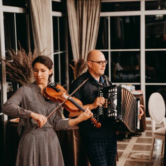 Vedame gimtadienių šventes ir jubiliejus. Atliekame gyvą vokalinę ir instrumentinę muziką. Sudarome šventinio vakaro scenarijų, veiklų ir žaidimų programą, vedame liaudiškų šokių pamokėles, diskoteką. Vilnius Šilko Garsas nuotrauka 4 Muzikantai jubiliejui Vilnius Šilko Garsas nuotrauka 4