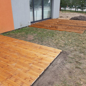 Dažome medinius fasadus,pakalimus ,vėjalentes.terasų alejavimas. Naudojam savo pastolius . Konsultuojam dėl dažų pasirinkimo Klaipėda Terasų asai nuotrauka 7 Medinių fasadų dažymas Klaipėda Terasų asai nuotrauka 7