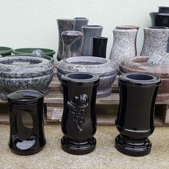Neblunka saulėje
Atsparūs atmosferos veiksniams, tokiems kaip: šalčiui, lietui, saulei.
Svoris 6 kg Klaipėda Paminklai Vakarų Lietuva nuotrauka 8 Akmens mases vazos Klaipėda Paminklai Vakarų Lietuva nuotrauka 8