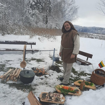 Verdama žuvienė Rytų Aukštaitijos senoviniais papročiais ir pasakojama apie mūsų krašto papročius, mitybą, tradicijas nuo 14 amžiaus iki dabartinių laikų. Ignalinos rajonas Sodybos nuoma nuotrauka 4 Edukacinė programa Ignalinos rajonas Sodybos nuoma nuotrauka 4