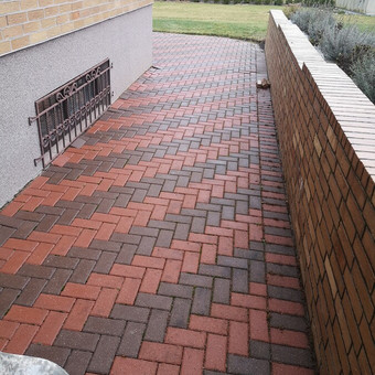 Greitai bei kokybiškai atliekame kiemo remonto, - perklojimo, duobių provezu remonto darbus, atsivežame reikalingas medžiagas. Kaunas Trinkelių klojimas nuotrauka 2 Trinkeliu perklojimas Kaunas Trinkelių klojimas nuotrauka 2