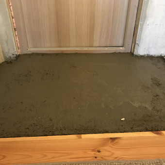 Betonuoju tik nedidelius plotus esant reikalui, pvz voniose grindis, darau duso pada is betono, lieju islyginamaji sluoksni pries grindu dejima. Vilnius Eduardas Brazys nuotrauka 2 Grindų betonavimas Vilnius Eduardas Brazys nuotrauka 2