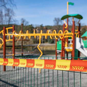 Įspėjamosios pakavimo juostos naudojamos papildomam pakuotės ženklinimui, siekiant užtikrinti pakuotės turinio saugumą ir atitinkamą vežėjo / kurjerio elgesį su transportuojama pakuote. Klaipėda Ailena MB nuotrauka 24 Įspėjamosios / informacinės lipnios juostos Klaipėda Ailena MB nuotrauka 24
