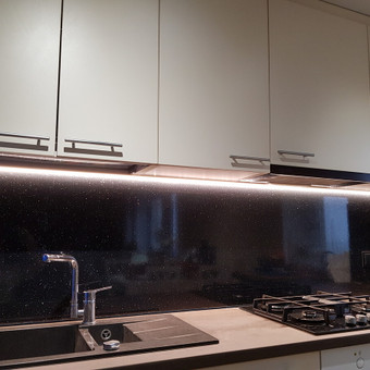 LED juostos po baldais, užuolaidų nišoje, paslėpto apšvietimo įrengimas. Panevėžys Marius Župerka nuotrauka 2 LED juostos montavimas Panevėžys Marius Župerka nuotrauka 2