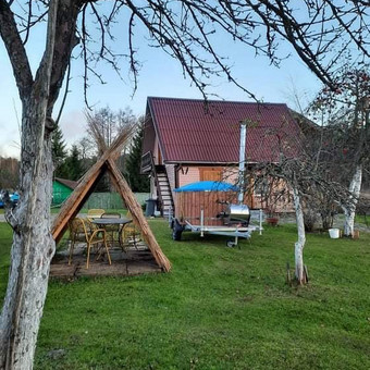 Kainų svyravimas priklauso nuo paslaugų bei žmonių kiekio ir buvimo sodyboje laiko. Dažniausiai į kainą ieina valtys.Pirties ,baidarių, edukacinės programos, maitinimo paslaugos apmokesd.atskirai Ignalinos rajonas Sodybos nuoma nuotrauka 3 Sodybos nuoma Ignalinos raj. Ginučiai Ignalinos rajonas Sodybos nuoma nuotrauka 3