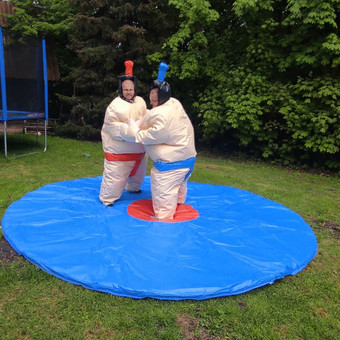 Sumo kostiumai vaikams ir suaugusiems padės saugiai susiimti su savo draugais, kolegomis ar viršininku. Nuomojamas pilnas komplektas dviems asmenims. Vilnius MB "Aukštyje LT" nuotrauka 5 Sumo kostiumai Vilnius MB "Aukštyje LT" nuotrauka 5