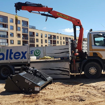Nuomojame fiskarą, sunkvežimį su keliamąją strėlę, manipuliatorių vežimo svoris - 7,5 t., plotis - 2,45 m. turime ir bobcat techniką nuomai. Vilnius UAB AIMENA nuotrauka 1 Dalinių krovinių pervežimas Lietuvoje Vilnius UAB AIMENA nuotrauka 1