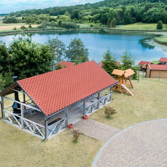 Sodyba nuošali, aplinkui nėra kaimynų.
Erdvi 150 m2 pokylių salė puikiai tiks didelėms šventėms, Randamės Kaišiadorių r., Kriaučiškių k., visai tarp Vilniaus ir Kauno. Vilnius RBKitchen nuotrauka 8 Sodybos ir Pobūvių salės nuoma. Vilnius RBKitchen nuotrauka 8