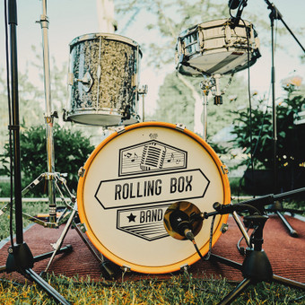 Ieškantiems profesionalaus atlikimo ir kultūringo bendravimo. Norintiems išskirtinės šventės. Pasiilgusiems šokių visą vakarą! Kaunas Rolling Box Band nuotrauka 2 Dainininkai, muzikos grupės Kaunas Rolling Box Band nuotrauka 2