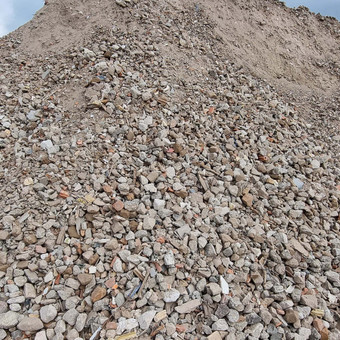 Betono skalda – tai betono sutrupinti gabaliukai. Dažniausiai naudojama laikinų kelių įrengimui. Kainos su pristatymu Vilniuje ir Vilniaus rajone. Vilnius UAB "Statybinės technikos rojus" nuotrauka 6 Betono skalda Vilnius UAB "Statybinės technikos rojus" nuotrauka 6