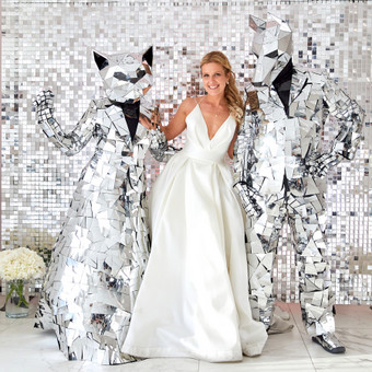 NUOMOS KAINA
Foto siena – 140 Eur/24h
Foto siena + 2 veidrodinės kolonos – 170 Eur/24h
Foto siena + LED ženklas – 170 Eur/24h
Foto siena + 2 veidrodinės kolonos + LED ženklas – 190Eur/24h Kaunas Showroomas nuotrauka 2 Foto sienelės nuoma Kaunas Showroomas nuotrauka 2